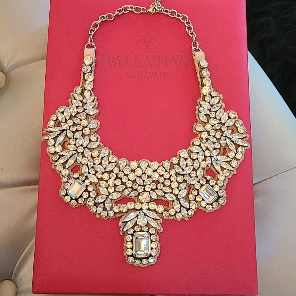 Valentino gorgeous crystal necklace - Picture 5 of 10
